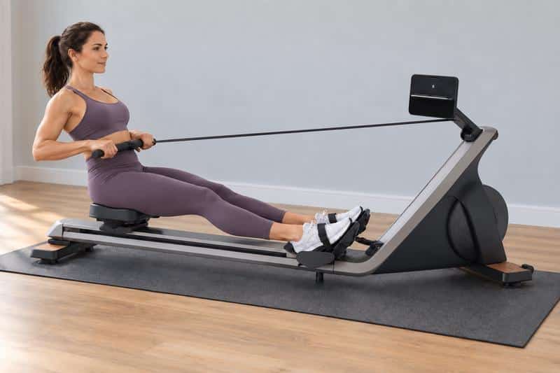 Vrouw roeit op de Domyos Training Rower 900