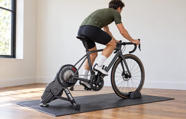 Fietser op een racefiets met het achterwiel vervangen door de FitBike Smart Drive 50