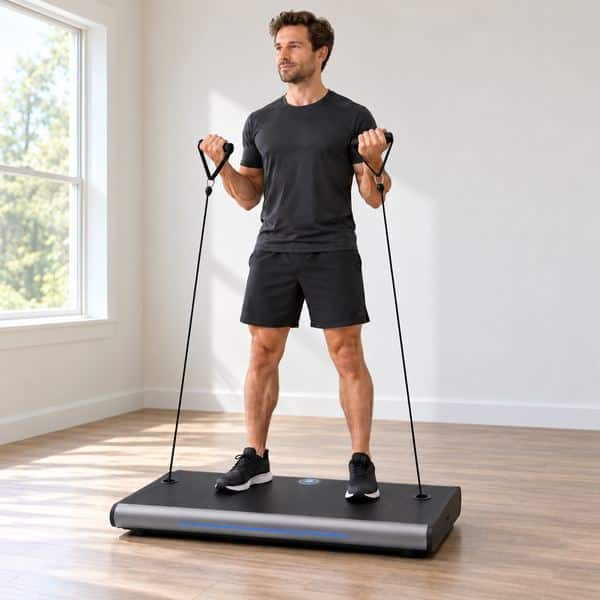 Volwassene doet biceps curls op de Flow Fitness Perform G1i
