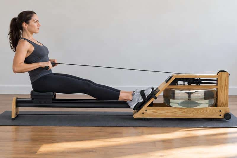 Vrouw roeit op de WaterRower A1