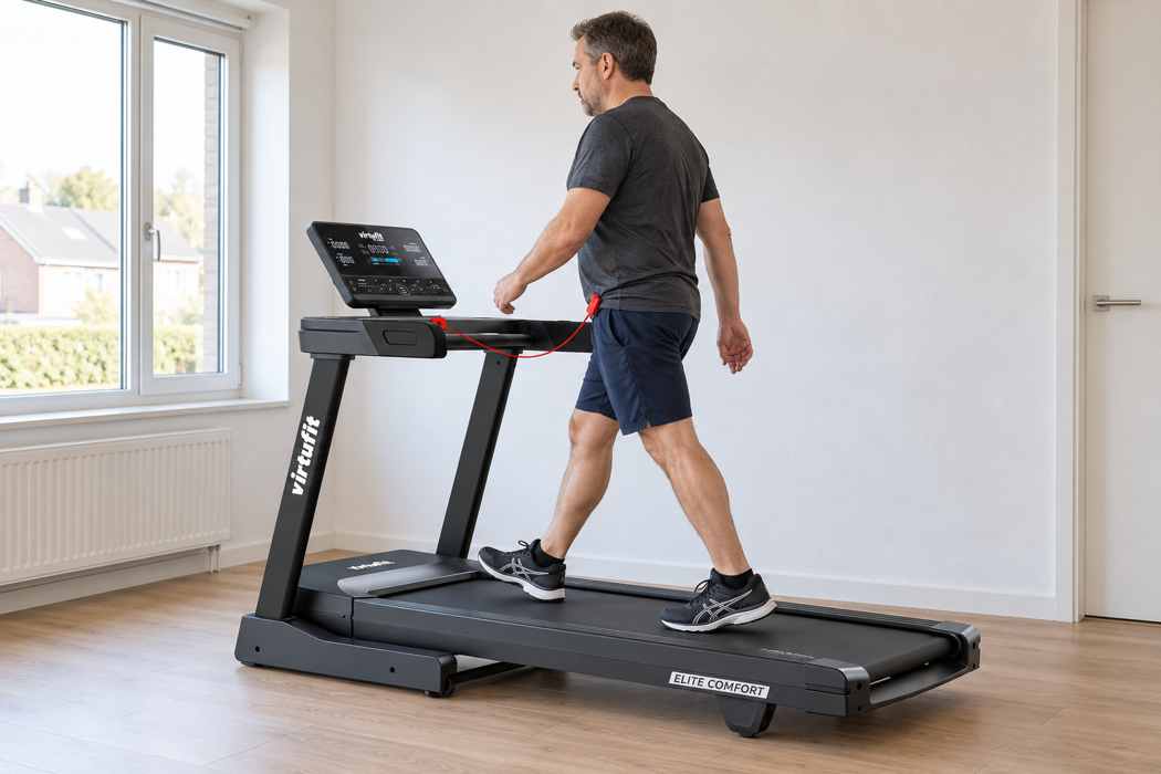 Voorbeeld van een thuissporter die wandelt op de VirtuFit Elite Comfort