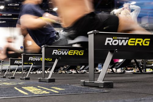Sporters op Concept2 RowErgs, een van de modellen uit het Rogue-assortiment